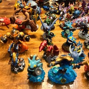 Skylander characters for WII with two portals and WII game (37 characters)